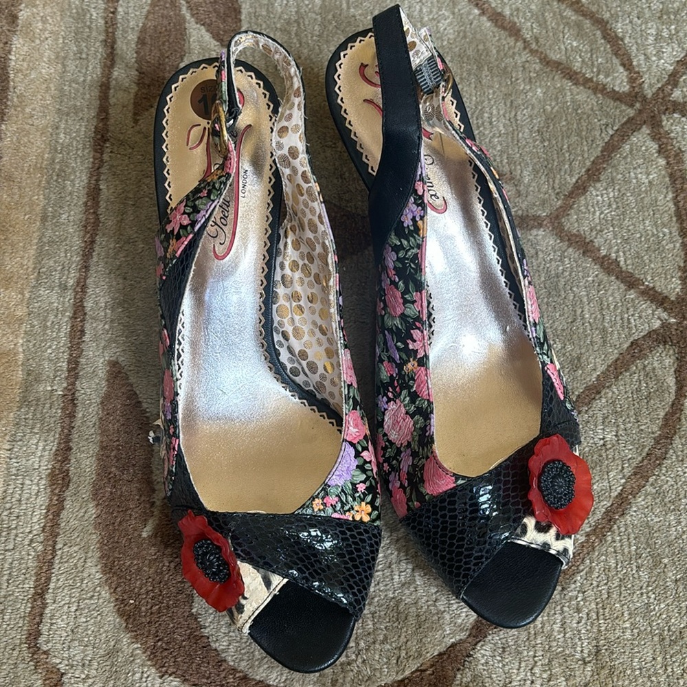 Heels with sling back and floral leather